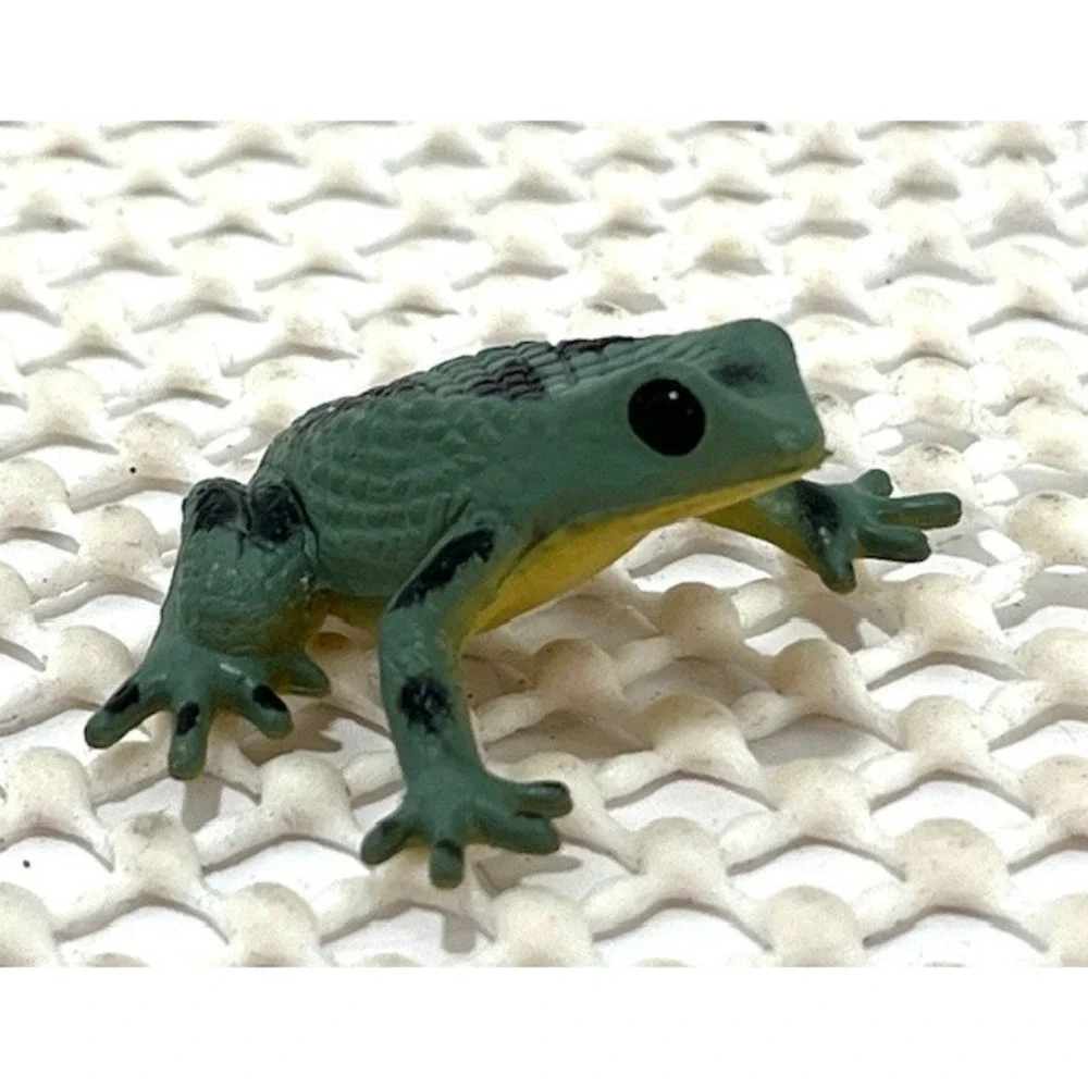 Lot of 7 Plastic Insects, Animals, And Frogs Toy Figurines 2